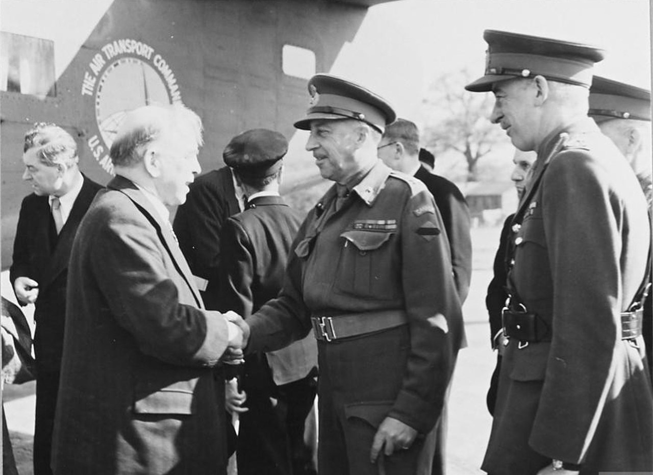 PM MacKenzie King greeting Crerar